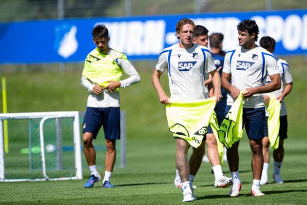 Patrick Wimmer, (TSG Hoffenheim, 08), links, holt sich genau wie Ozan Kabak, (TSG Hoffenheim, 05), ein gelbes Leibchen, TSG Hoffenheim, Fussball, Trainingslager, Saison Vorbereitung, Saison 2026 2027, GER, 05.08.2026, Eibner-Pressefoto Andreas Ulmer TSG Hoffenheim, Fussball, Trainingslager, Saison Vorbereitung, Saison 2026 2027, GER, 05.08.2026, *** Patrick Wimmer, TSG Hoffenheim, 08, on the left, picks up a yellow jersey, just like Ozan Kabak, TSG Hoffenheim, 05; TSG Hoffenheim, soccer, training camp, preseason, 2026–2027 season, GER, August 5, 2026, Eibner Press Photo by Andreas Ulmer, TSG Hoffenheim, soccer, training camp, preseason, 2026–2027 season, GER, August 5, 2026, Copyright: xEibner-Pressefoto AndreasxUlmerx EP_AUR