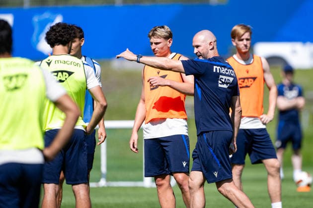 Christian Ilzer, (TSG Hoffenheim, Trainer) mitten im Geschehen, gibt klare Anweisungen, TSG Hoffenheim, Fussball, Trainingslager, Saison Vorbereitung, Saison 2026 2027, GER, 05.08.2026, Eibner-Pressefoto Andreas Ulmer TSG Hoffenheim, Fussball, Trainingslager, Saison Vorbereitung, Saison 2026 2027, GER, 05.08.2026, *** Christian Ilzer, TSG Hoffenheim, coach right in the thick of the action, giving clear instructions, TSG Hoffenheim, soccer, training camp, preseason, 2026–2027 season, GER, August 5, 2026, Eibner Press Photo by Andreas Ulmer, TSG Hoffenheim, soccer, training camp, preseason, 2026–2027 season, GER, August 5, 2026, Copyright: xEibner-Pressefoto AndreasxUlmerx EP_AUR