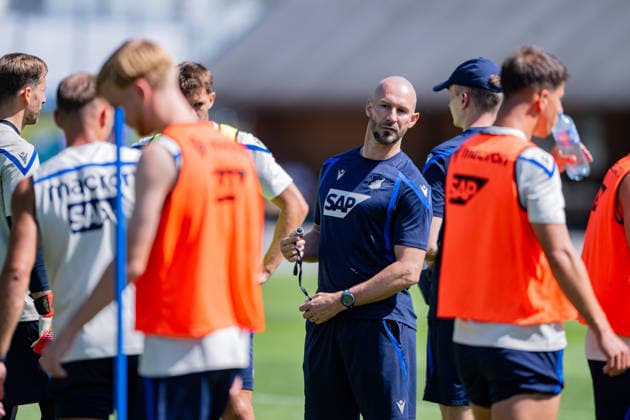 Christian Ilzer, (TSG Hoffenheim, Trainer) nichts entgeht seinem strengen Blick, TSG Hoffenheim, Fussball, Trainingslager, Saison Vorbereitung, Saison 2026 2027, GER, 05.08.2026, Eibner-Pressefoto Andreas Ulmer TSG Hoffenheim, Fussball, Trainingslager, Saison Vorbereitung, Saison 2026 2027, GER, 05.08.2026, *** Christian Ilzer, TSG Hoffenheim, Coach—nothing escapes his watchful eye, TSG Hoffenheim, soccer, training camp, preseason, 2026–2027 season, GER, August 5, 2026, Eibner Press Photo by Andreas Ulmer, TSG Hoffenheim, soccer, training camp, preseason, 2026–2027 season, GER, August 5, 2026, Copyright: xEibner-Pressefoto AndreasxUlmerx EP_AUR