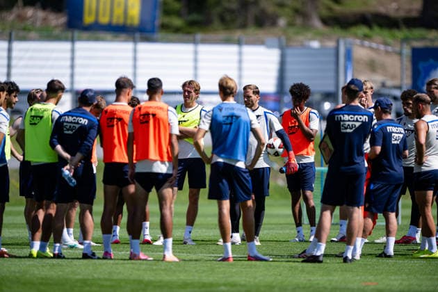 Mannschaftsbesprechung mit Torhuetern, mittig steht Oliver Baumann, (TSG Hoffenheim, 01), TSG Hoffenheim, Fussball, Trainingslager, Saison Vorbereitung, Saison 2026 2027, GER, 05.08.2026, Eibner-Pressefoto Andreas Ulmer TSG Hoffenheim, Fussball, Trainingslager, Saison Vorbereitung, Saison 2026 2027, GER, 05.08.2026, *** Team meeting with goalkeepers; Oliver Baumann is standing in the center, TSG Hoffenheim, 01, TSG Hoffenheim, soccer, training camp, preseason, 2026–2027 season, GER, August 5, 2026, Eibner Press Photo by Andreas Ulmer, TSG Hoffenheim, soccer, training camp, preseason, 2026–2027 season, GER, August 5, 2026, Copyright: xEibner-Pressefoto AndreasxUlmerx EP_AUR