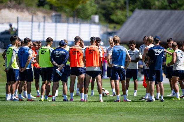 Mannschaftsbesprechung mit Torhuetern, mittig steht Oliver Baumann, (TSG Hoffenheim, 01), TSG Hoffenheim, Fussball, Trainingslager, Saison Vorbereitung, Saison 2026 2027, GER, 05.08.2026, Eibner-Pressefoto Andreas Ulmer TSG Hoffenheim, Fussball, Trainingslager, Saison Vorbereitung, Saison 2026 2027, GER, 05.08.2026, *** Team meeting with goalkeepers; Oliver Baumann is standing in the center, TSG Hoffenheim, 01, TSG Hoffenheim, soccer, training camp, preseason, 2026–2027 season, GER, August 5, 2026, Eibner Press Photo by Andreas Ulmer, TSG Hoffenheim, soccer, training camp, preseason, 2026–2027 season, GER, August 5, 2026, Copyright: xEibner-Pressefoto AndreasxUlmerx EP_AUR