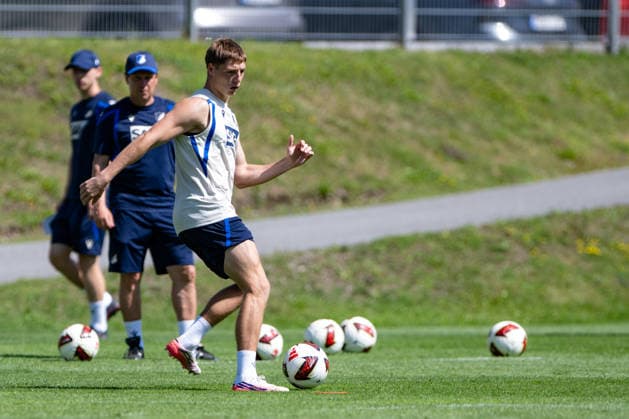Direktes Spiel mit Alexander Prass, (TSG Hoffenheim, 22), TSG Hoffenheim, Fussball, Trainingslager, Saison Vorbereitung, Saison 2026 2027, GER, 05.08.2026, Eibner-Pressefoto Andreas Ulmer TSG Hoffenheim, Fussball, Trainingslager, Saison Vorbereitung, Saison 2026 2027, GER, 05.08.2026, *** One-on-one with Alexander Prass, TSG Hoffenheim, 22, TSG Hoffenheim, soccer, training camp, preseason, 2026–2027 season, GER, August 5, 2026, Eibner Press Photo by Andreas Ulmer, TSG Hoffenheim, soccer, training camp, preseason, 2026–2027 season, GER, August 5, 2026, Copyright: xEibner-Pressefoto AndreasxUlmerx EP_AUR