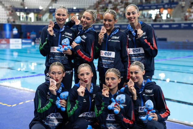 Acrobatics artistic swimming final European Aquatics Championships - Saint-Denis Bronze medallists, Italy s Team pose for a picture after the acrobatics artistic swimming final event during the LEN European Aquatics Championships, at the Olympic Aquatics Centre in Saint-Denis, northeastern suburbs of Paris, on August 5, 2026. Photo by Raphael Lafargue ABACAPRESS.COM Saint-Denis France  Copyright: xLafarguexRaphael ABACAx