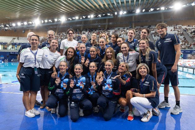 Acrobatics artistic swimming final European Aquatics Championships - Saint-Denis Bronze medallists, Italy s Team pose for a picture after the acrobatics artistic swimming final event during the LEN European Aquatics Championships, at the Olympic Aquatics Centre in Saint-Denis, northeastern suburbs of Paris, on August 5, 2026. Photo by Raphael Lafargue ABACAPRESS.COM Saint-Denis France  Copyright: xLafarguexRaphael ABACAx