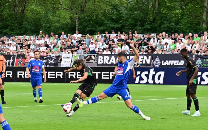 05.08.2026; Rottach-Egern; Fussball, Herren, Saison 2026 2027, Testspiel FC Rottach-Egern vs. Borussia Moenchengladbach Wael Mohya (Gladbach, Mitte li.) zieht ab und trifft zum 0-1 DFL regulations prohibit any use of photographs as image sequences and or quasi-video. Stadion Am Birkenmoos Bayern Deutschland *** August 5, 2026 Rottach Egern Soccer, Men s, 2026–2027 season, Friendly Match: FC Rottach Egern vs. Borussia Mönchengladbach; Wael Mohya (Gladbach), center-left, takes a shot and scores to make it 0–1. DFL regulations prohibit any use of photographs as image sequences and or quasi-video. Am Birkenmoos Stadium, Bavaria, Germany