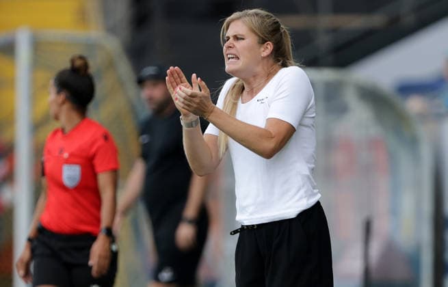 SOCCER - WCL, St.Poelten vs Bern SANKT POELTEN,AUSTRIA,05.AUG.26 - WOMEN SOCCER - UEFA Women s Champions League, qualification, SKN Sankt Poelten vs BSC YB Frauen. Image shows head coach Imke Wuebbenhorst (Bern).  GEPAxpictures xWalterxLuger