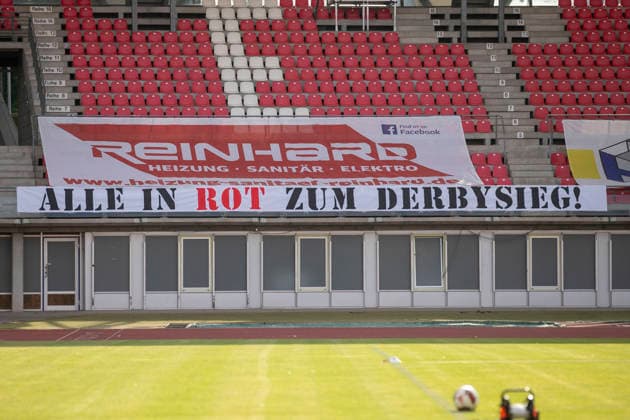 GER, Erfurt, Fussball, Regionalliga Nordost, 3. Spieltag, FC Rot-Weiss Erfurt vs. Tasmania Berlin im Bild v.l.: Spruchband der Erfurter Ultras fuer alle im Stadion sichtbar aufgehangen vor dem Derbyspiel gegen Carl Zeiss Jena mit der Aufschrift Alle in Rot zum Derbysieg 05.08.2026, Steigerwaldstadion Erfurt DFB REGULATIONS PROHIBIT ANY USE OF PHOTOGRAPHS AS IMAGE SEQUENCES AND OR QUASI-VIDEO, *** GER, Erfurt, Soccer, Northeast Regional League, Matchday 3, FC Rot Weiss Erfurt vs. Tasmania Berlin: Pictured from left, a banner hung by the Erfurt Ultras, visible to everyone in the stadium before the derby match against Carl Zeiss Jena, reading Everyone in Red for a Derby Victory 05 08 2026, Steigerwald Stadium, Erfurt. DFB regulations prohibit any use of photographs as image sequences and or quasi-video, Copyright: HMBxMedia PaulxFritz