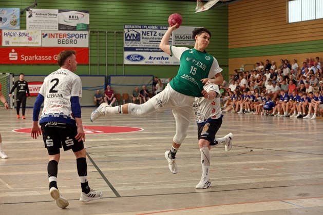 05.08.2026, xovx, Handball Lindencup, HSG Dutenhofen Münchholzhausen - HSG Hanau v.l. Jan-Eric Kleemann (HSG Hanau), Alois Mraz (HSG Dutenhofen Münchholzhausen II), Dziugas Jusys (HSG Hanau) Linden Stadthalle Hessen Deutschland (DE) *** August 5, 2026, xovx, Lindencup Handball, HSG Dutenhofen Münchholzhausen vs. HSG Hanau; from left: Jan Eric Kleemann (HSG Hanau), Alois Mraz (HSG Dutenhofen Münchholzhausen II), Dziugas Jusys (HSG Hanau); Linden City Hall, Hesse, Germany, DE