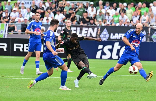 05.08.2026; Rottach-Egern; Fussball, Herren, Saison 2026 2027, Testspiel FC Rottach-Egern vs. Borussia Moenchengladbach Tor zum 0-3; Iaia Manco Danfa (Gladbach, Mitte) zieht ab und trifft zum 0-3 DFL regulations prohibit any use of photographs as image sequences and or quasi-video. Stadion Am Birkenmoos Bayern Deutschland *** August 5, 2026, Rottach Egern Soccer, Men s, 2026–2027 season, Friendly Match: FC Rottach Egern vs. Borussia Mönchengladbach. Goal to make it 0–3 by Iaia Manco Danfa (Gladbach); the midfielder takes a shot and scores to make it 0–3. DFL regulations prohibit any use of photographs as image sequences and or quasi-video. Am Birkenmoos Stadium, Bavaria, Germany
