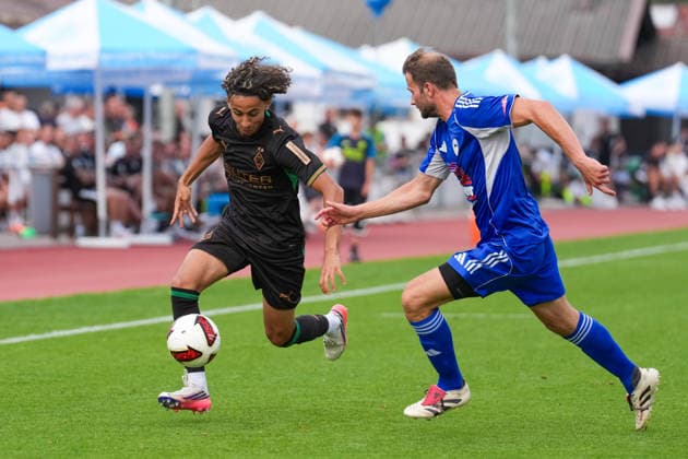 05.08.2026, xydrx, Fußball, Testspiel, FC Rottach-Egern - Borussia Mönchengladbach, Saison 2026 2027, Stadion am Birkenmoos: Wael Mohya (Borussia Moenchengladbach, 36) im Zweikampf gegen Florian Mex (FC Rottach-Egern, 9) DFB regulations prohibit any use of photographs as image sequences and or quasi-video. *** August 5, 2026, xydrx, Soccer, Friendly Match, FC Rottach Egern vs. Borussia Mönchengladbach, 2026–2027 Season, Birkenmoos Stadium, Wael Mohya (Borussia Mönchengladbach), No. 36 in a tackle against Florian Mex (FC Rottach Egern), 9. DFB regulations prohibit any use of photographs as image sequences and or quasi-video Copyright: HMBxMedia YannisxDreimann