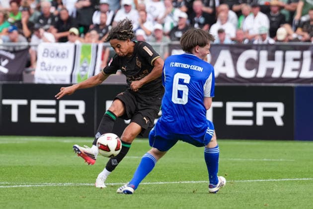 05.08.2026, xydrx, Fußball, Testspiel, FC Rottach-Egern - Borussia Mönchengladbach, Saison 2026 2027, Stadion am Birkenmoos: Wael Mohya (Borussia Moenchengladbach, 36) im Zweikampf gegen Gabriel Kiekenbeck (FC Rottach-Egern, 6) DFB regulations prohibit any use of photographs as image sequences and or quasi-video. *** August 5, 2026, xydrx, soccer, exhibition match, FC Rottach Egern vs. Borussia Mönchengladbach, 2026–2027 season, Birkenmoos Stadium, Wael Mohya (Borussia Mönchengladbach), No. 36 in a tackle against Gabriel Kiekenbeck (FC Rottach Egern), 6. DFB regulations prohibit any use of photographs as image sequences and or quasi-video Copyright: HMBxMedia YannisxDreimann