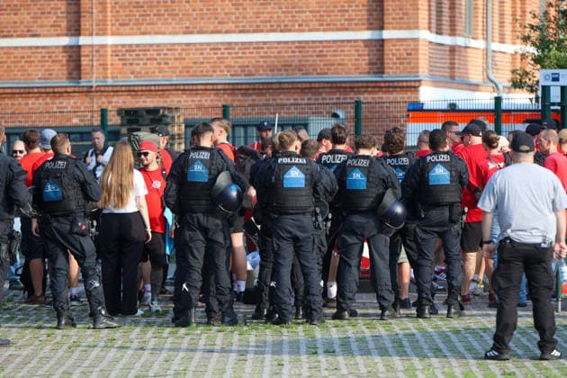 Leipzig - Ausverkauftes Derby unter hohen Sicherheitsvorkehrungen: Chemie Leipzig empfängt den Halleschen FC Die BSG Chemie Leipzig empfängt am Mittwochabend den Halleschen FC zum Mitteldeutschen Derby in der Regionalliga Nordost. Das Spiel im Alfred-Kunze-Sportpark ist mit 4.999 Zuschauern ausverkauft, der Anstoß erfolgt um 19 Uhr. Bereits vor dem Spiel werden umfangreiche Sicherheitsmaßnahmen umgesetzt, da die Begegnung als Hochsicherheitsspiel der Kategorie 1 eingestuft wurde. Die Polizeidirektion Leipzig wird dabei von Kräften der sächsischen Bereitschaftspolizei, des Polizeipräsidiums für Service und IT, Einsatzkräften aus Sachsen-Anhalt sowie der Bundespolizei unterstützt. Zudem stehen ein Sensocopter zur luftgestützten Lagebeobachtung und eine Wasserwerferstaffel bereit. Ein Schwerpunkt des Einsatzes liegt auf der konsequenten Trennung der Fanlager sowie der Sicherung der An- und Abreise. Leipzig Sachsen Deutschland *** Leipzig: Sold-Out Derby Under Strict Security Measures; Chemie Leipzig Hosts Halleschen FC On Wednesday evening, BSG Chemie Leipzig will host Halleschen FC for the Central German Derby in the Northeast Regional League. The match at Alfred Kunze Sportpark is sold out with 4,999 spectators, with kickoff scheduled for 7 p.m. Extensive security measures are already being implemented ahead of the match, as the game has been classified as a Category 1 high-security match. The Leipzig Police Department is being supported by units from the Saxon riot police, the Police Headquarters for Service and IT, response teams from Saxony-Anhalt, and the Federal Police. Additionally, a Sensocopter for aerial surveillance and a water cannon unit are on standby. A key focus of the operation is the strict separation of the fan sections as well as ensuring safe travel to and from the venue. Leipzig, Saxony, Germany Copyright: xEHLxMedia BjörnxStachx 20260805_regionalliga-chemie-hfc_8