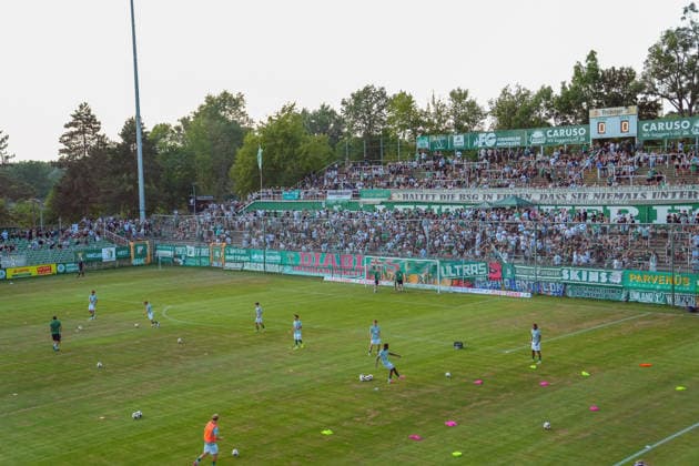 Das Team der BSG Chemie Leipzig beim Einspielen vor dem Fan-Block BSG Chemie Leipzig vs. Hallescher FC, Fussball, Regionalliga Nordost, 3. Spieltag, Saison 2026 2027, 05.08.2026 BSG Chemie Leipzig vs. Hallescher FC, Fussball, Regionalliga Nordost, 3. Spieltag, Saison 2026 2027, 05.08.2026 Leipzig *** The BSG Chemie Leipzig team warming up in front of the fan section: BSG Chemie Leipzig vs. Hallescher FC, soccer, Northeast Regional League, Matchday 3, 2026–2027 season, August 5, 2026 BSG Chemie Leipzig vs. Hallescher FC, soccer, Northeast Regional League, Matchday 3, 2026–2027 season, August 5, 2026, Leipzig Copyright: xEibner-Pressefoto PiaxSchindlerx EP_PSR