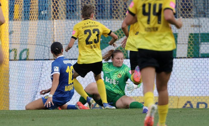 SOCCER - WCL, St.Poelten vs Bern SANKT POELTEN,AUSTRIA,05.AUG.26 - WOMEN SOCCER - UEFA Women s Champions League, qualification, SKN Sankt Poelten vs BSC YB Frauen. Image shows Alma Aagaard (St.Poelten), Bianca Dysli and Amanda Brunholt (Bern). Keywords: goal.  GEPAxpictures xWalterxLuger