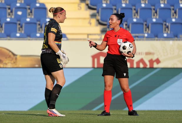 SOCCER - WCL, St.Poelten vs Bern SANKT POELTEN,AUSTRIA,05.AUG.26 - WOMEN SOCCER - UEFA Women s Champions League, qualification, SKN Sankt Poelten vs BSC YB Frauen. Image shows Carina Schlueter (St.Poelten) and referee Abbie Hendry (SCO).  GEPAxpictures xWalterxLuger