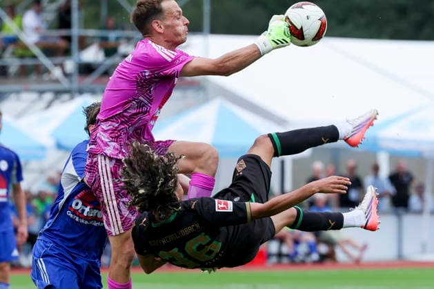 Torhueter Kilian Zimmer (FC Rottach-Egern) und Wael Mohya (Borussia Moenchengladbach kaempfen um den Ball waehrend des Freundschaftsspiels zwischen dem FC Rottach-Egern und Borussia Moenchengladbach, Stadion Birkenmoos am 05. August 2026 in Rottach-Egern, Deutschland. (Foto von Marco Steinbrenner DeFodi Images) +++ Torhueter Kilian Zimmer (FC Rottach-Egern) und Wael Mohya (Borussia Moenchengladbach battle for the ball during the Friendly match between FC Rottach-Egern and Borussia Moenchengladbach at Stadion Birkenmoos on August 5, 2026 in Rottach-Egern, Germany. (Photo by Marco Steinbrenner DeFodi Images) (Photo by Marco Steinbrenner DeFodi Images) - *** Goalkeepers Kilian Zimmer of FC Rottach Egern and Wael Mohya of Borussia Mönchengladbach battle for the ball during the friendly match between FC Rottach Egern and Borussia Mönchengladbach, Birkenmoos Stadium on August 5, 2026, in Rottach Egern, Germany. Photo by Marco Steinbrenner, DeFodi Images. Goalkeeper Kilian Zimmer of FC Rottach Egern and Wael Mohya of Borussia Mönchengladbach battle for the ball during the friendly match between FC Rottach Egern and Borussia Mönchengladbach at Birkenmoos Stadium on August 5, 2026 in Rottach Egern, Germany. Photo by Marco Steinbrenner, DeFodi Images. Photo by Marco Steinbrenner, DeFodi Images.