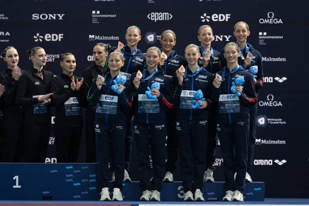 Acrobatics artistic swimming final European Aquatics Championships - Saint-Denis Bronze medallists, Italy s Team celebrate on the podium after the acrobatics artistic swimming final event during the LEN European Aquatics Championships, at the Olympic Aquatics Centre in Saint-Denis, northeastern suburbs of Paris, on August 5, 2026. Photo by Raphael Lafargue ABACAPRESS.COM Saint-Denis France  Copyright: xLafarguexRaphael ABACAx