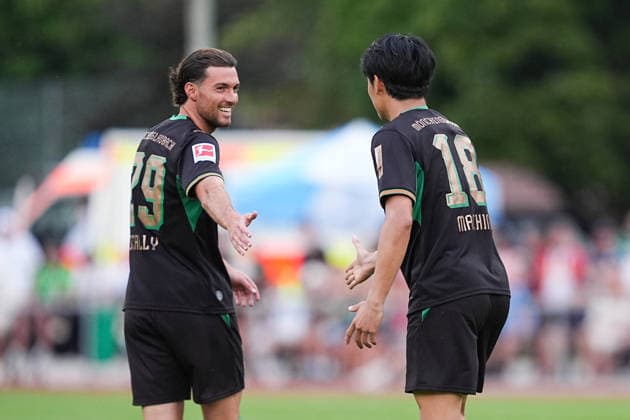 05.08.2026, xydrx, Fußball, Testspiel, FC Rottach-Egern - Borussia Mönchengladbach, Saison 2026 2027, Stadion am Birkenmoos: Torjubel nach dem Tor zum 8:0 für Borussia Moenchengladbach durch Torschütze Shuto Machino (Borussia Moenchengladbach, 18) zusammen mit Joe Scally (Borussia Moenchengladbach, 29) DFB regulations prohibit any use of photographs as image sequences and or quasi-video. *** August 5, 2026, xydrx, Soccer, Friendly Match, FC Rottach Egern vs. Borussia Mönchengladbach, 2026–2027 Season, Birkenmoos Stadium: Celebrations after Borussia Mönchengladbach’s 8–0 goal scored by Shuto Machino (Borussia Mönchengladbach, No. 18) alongside Joe Scally (Borussia Mönchengladbach, No. 29). DFB regulations prohibit any use of photographs as image sequences and or quasi-video. Copyright: HMBxMedia YannisxDreimann