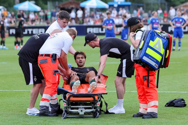 Jens Castrop (Borussia Moenchengladbach) liegt verletzt auf einer Bahre und wird in ein Krankenhaus gebracht waehrend des Freundschaftsspiels zwischen dem FC Rottach-Egern und Borussia Moenchengladbach, Stadion Birkenmoos am 05. August 2026 in Rottach-Egern, Deutschland. (Foto von Marco Steinbrenner DeFodi Images) +++ Jens Castrop (Borussia Moenchengladbach) is lying injured on a stretcher and is being taken to hospital during the Friendly match between FC Rottach-Egern and Borussia Moenchengladbach at Stadion Birkenmoos on August 5, 2026 in Rottach-Egern, Germany. (Photo by Marco Steinbrenner DeFodi Images) (Photo by Marco Steinbrenner DeFodi Images) - *** Jens Castrop of Borussia Mönchengladbach lies injured on a stretcher and is being taken to a hospital during the friendly match between FC Rottach Egern and Borussia Mönchengladbach at Birkenmoos Stadium on August 5, 2026, in Rottach Egern, Germany. Photo by Marco Steinbrenner, DeFodi Images. Jens Castrop of Borussia Mönchengladbach is lying injured on a stretcher and is being taken to the hospital during the friendly match between FC Rottach Egern and Borussia Mönchengladbach at Stadion Birkenmoos on August 5, 2026 in Rottach Egern, Germany. Photo by Marco Steinbrenner, DeFodi Images. Photo by Marco Steinbrenner, DeFodi Images.