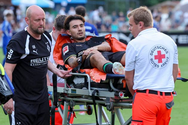 Jens Castrop (Borussia Moenchengladbach) liegt verletzt auf einer Bahre und wird in ein Krankenhaus gebracht waehrend des Freundschaftsspiels zwischen dem FC Rottach-Egern und Borussia Moenchengladbach, Stadion Birkenmoos am 05. August 2026 in Rottach-Egern, Deutschland. (Foto von Marco Steinbrenner DeFodi Images) +++ Jens Castrop (Borussia Moenchengladbach) is lying injured on a stretcher and is being taken to hospital during the Friendly match between FC Rottach-Egern and Borussia Moenchengladbach at Stadion Birkenmoos on August 5, 2026 in Rottach-Egern, Germany. (Photo by Marco Steinbrenner DeFodi Images) (Photo by Marco Steinbrenner DeFodi Images) - *** Jens Castrop of Borussia Mönchengladbach lies injured on a stretcher and is being taken to a hospital during the friendly match between FC Rottach Egern and Borussia Mönchengladbach at Birkenmoos Stadium on August 5, 2026, in Rottach Egern, Germany. Photo by Marco Steinbrenner, DeFodi Images. Jens Castrop of Borussia Mönchengladbach is lying injured on a stretcher and is being taken to the hospital during the friendly match between FC Rottach Egern and Borussia Mönchengladbach at Stadion Birkenmoos on August 5, 2026 in Rottach Egern, Germany. Photo by Marco Steinbrenner, DeFodi Images. Photo by Marco Steinbrenner, DeFodi Images.