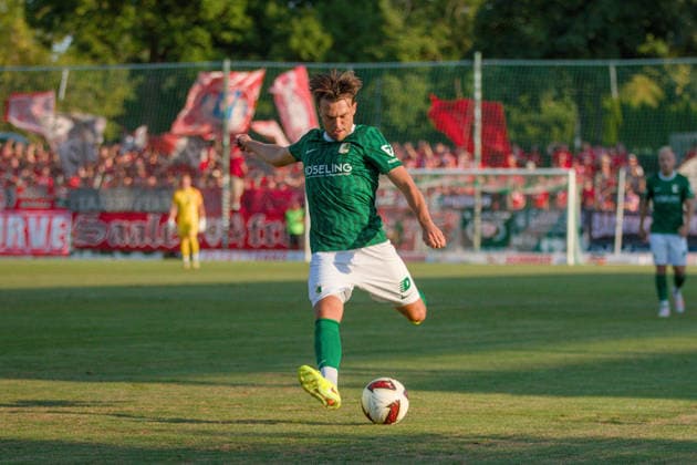 05.08.2026 Fußball Herren 2026 2027 Regionalliga Nordost 3. Spieltag BSG Chemie Leipzig - Hallescher FC Alfred-Kunze-Sportpark Leipzig Elias Kratzer (Leipzig, 72, grün) schlägt eine Flanke. Leipzig Sachsen Deutschland *** August 5, 2026 Men s Soccer 2026–2027 Northeast Regional League, Matchday 3 BSG Chemie Leipzig vs. Hallescher FC at Alfred Kunze Sportpark, Leipzig; Elias Kratzer, Leipzig, 72, in green, takes a cross; Leipzig, Saxony, Germany