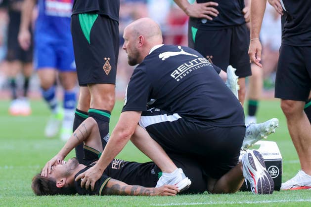Jens Castrop (Borussia Moenchengladbach) liegt verletzt auf dem Rasen und wird anschliessend in ein Krankenhaus gebracht waehrend des Freundschaftsspiels zwischen dem FC Rottach-Egern und Borussia Moenchengladbach, Stadion Birkenmoos am 05. August 2026 in Rottach-Egern, Deutschland. (Foto von Marco Steinbrenner DeFodi Images) +++ Jens Castrop (Borussia Moenchengladbach) is lying injured on the pitch and is then taken to hospital during the Friendly match between FC Rottach-Egern and Borussia Moenchengladbach at Stadion Birkenmoos on August 5, 2026 in Rottach-Egern, Germany. (Photo by Marco Steinbrenner DeFodi Images) (Photo by Marco Steinbrenner DeFodi Images) - *** Jens Castrop of Borussia Mönchengladbach lies injured on the field and is then taken to a hospital during the friendly match between FC Rottach Egern and Borussia Mönchengladbach at Birkenmoos Stadium on August 5, 2026, in Rottach Egern, Germany Photo by Marco Steinbrenner DeFodi Images Jens Castrop of Borussia Mönchengladbach is lying injured on the field and is then taken to the hospital during the friendly match between FC Rottach Egern and Borussia Mönchengladbach at Stadion Birkenmoos on August 5, 2026 in Rottach Egern, Germany. Photo by Marco Steinbrenner, DeFodi Images. Photo by Marco Steinbrenner, DeFodi Images.