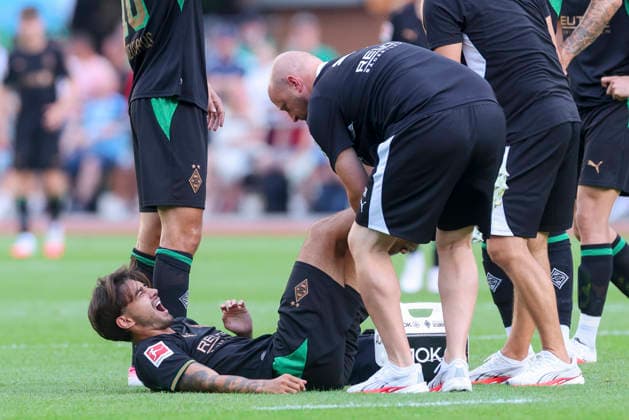 Jens Castrop (Borussia Moenchengladbach) liegt verletzt auf dem Rasen und wird anschliessend in ein Krankenhaus gebracht waehrend des Freundschaftsspiels zwischen dem FC Rottach-Egern und Borussia Moenchengladbach, Stadion Birkenmoos am 05. August 2026 in Rottach-Egern, Deutschland. (Foto von Marco Steinbrenner DeFodi Images) +++ Jens Castrop (Borussia Moenchengladbach) is lying injured on the pitch and is then taken to hospital during the Friendly match between FC Rottach-Egern and Borussia Moenchengladbach at Stadion Birkenmoos on August 5, 2026 in Rottach-Egern, Germany. (Photo by Marco Steinbrenner DeFodi Images) (Photo by Marco Steinbrenner DeFodi Images) - *** Jens Castrop of Borussia Mönchengladbach lies injured on the field and is then taken to a hospital during the friendly match between FC Rottach Egern and Borussia Mönchengladbach at Birkenmoos Stadium on August 5, 2026, in Rottach Egern, Germany Photo by Marco Steinbrenner DeFodi Images Jens Castrop of Borussia Mönchengladbach is lying injured on the field and is then taken to the hospital during the friendly match between FC Rottach Egern and Borussia Mönchengladbach at Stadion Birkenmoos on August 5, 2026 in Rottach Egern, Germany. Photo by Marco Steinbrenner, DeFodi Images. Photo by Marco Steinbrenner, DeFodi Images.