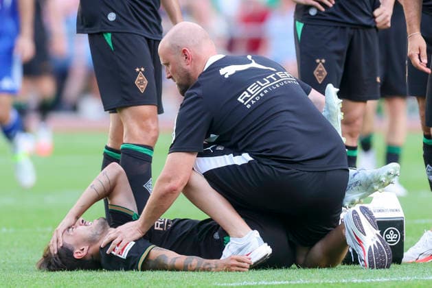 Jens Castrop (Borussia Moenchengladbach) liegt verletzt auf dem Rasen und wird anschliessend in ein Krankenhaus gebracht waehrend des Freundschaftsspiels zwischen dem FC Rottach-Egern und Borussia Moenchengladbach, Stadion Birkenmoos am 05. August 2026 in Rottach-Egern, Deutschland. (Foto von Marco Steinbrenner DeFodi Images) +++ Jens Castrop (Borussia Moenchengladbach) is lying injured on the pitch and is then taken to hospital during the Friendly match between FC Rottach-Egern and Borussia Moenchengladbach at Stadion Birkenmoos on August 5, 2026 in Rottach-Egern, Germany. (Photo by Marco Steinbrenner DeFodi Images) (Photo by Marco Steinbrenner DeFodi Images) - *** Jens Castrop of Borussia Mönchengladbach lies injured on the field and is then taken to a hospital during the friendly match between FC Rottach Egern and Borussia Mönchengladbach at Birkenmoos Stadium on August 5, 2026, in Rottach Egern, Germany Photo by Marco Steinbrenner DeFodi Images Jens Castrop of Borussia Mönchengladbach is lying injured on the field and is then taken to the hospital during the friendly match between FC Rottach Egern and Borussia Mönchengladbach at Stadion Birkenmoos on August 5, 2026 in Rottach Egern, Germany. Photo by Marco Steinbrenner, DeFodi Images. Photo by Marco Steinbrenner, DeFodi Images.