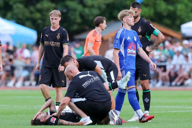 Jens Castrop (Borussia Moenchengladbach) liegt verletzt auf dem Rasen und wird anschliessend in ein Krankenhaus gebracht waehrend des Freundschaftsspiels zwischen dem FC Rottach-Egern und Borussia Moenchengladbach, Stadion Birkenmoos am 05. August 2026 in Rottach-Egern, Deutschland. (Foto von Marco Steinbrenner DeFodi Images) +++ Jens Castrop (Borussia Moenchengladbach) is lying injured on the pitch and is then taken to hospital during the Friendly match between FC Rottach-Egern and Borussia Moenchengladbach at Stadion Birkenmoos on August 5, 2026 in Rottach-Egern, Germany. (Photo by Marco Steinbrenner DeFodi Images) (Photo by Marco Steinbrenner DeFodi Images) - *** Jens Castrop of Borussia Mönchengladbach lies injured on the field and is then taken to a hospital during the friendly match between FC Rottach Egern and Borussia Mönchengladbach at Birkenmoos Stadium on August 5, 2026, in Rottach Egern, Germany Photo by Marco Steinbrenner DeFodi Images Jens Castrop of Borussia Mönchengladbach is lying injured on the field and is then taken to the hospital during the friendly match between FC Rottach Egern and Borussia Mönchengladbach at Stadion Birkenmoos on August 5, 2026 in Rottach Egern, Germany. Photo by Marco Steinbrenner, DeFodi Images. Photo by Marco Steinbrenner, DeFodi Images.