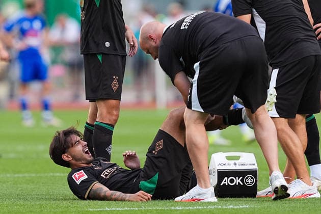05.08.2026, xydrx, Fußball, Testspiel, FC Rottach-Egern - Borussia Mönchengladbach, Saison 2026 2027, Stadion am Birkenmoos: Jens Castrop (Borussia Moenchengladbach, 17) liegt mit schmerzen am Boden DFB regulations prohibit any use of photographs as image sequences and or quasi-video. *** August 5, 2026, xydrx, soccer, friendly match, FC Rottach Egern vs. Borussia Mönchengladbach, 2026–2027 season, Birkenmoos Stadium, Jens Castrop, Borussia Mönchengladbach, No. 17 lies on the ground in pain. DFB regulations prohibit any use of photographs as image sequences and or quasi-video. Copyright: HMBxMedia YannisxDreimann