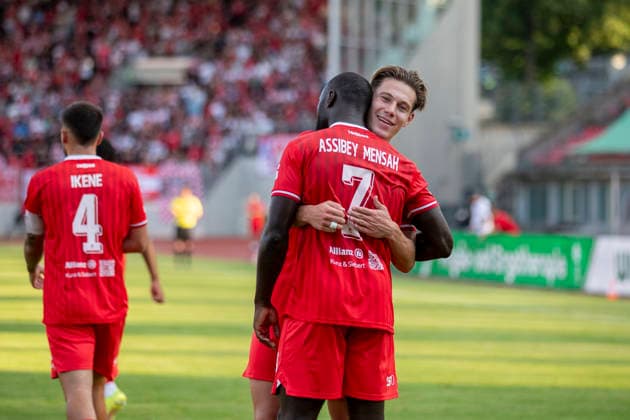 GER, Erfurt, Fussball, Regionalliga Nordost, 3. Spieltag, FC Rot-Weiss Erfurt vs. Tasmania Berlin im Bild v.l.: Artur Andreichyk (FC Rot-Weiß Erfurt 77), Raphael Assibey-Mensah (FC Rot-Weiß Erfurt 07), Torjubel 05.08.2026, Steigerwaldstadion Erfurt DFB REGULATIONS PROHIBIT ANY USE OF PHOTOGRAPHS AS IMAGE SEQUENCES AND OR QUASI-VIDEO, *** GER, Erfurt, Soccer, Northeast Regional League, Matchday 3, FC Rot Weiss Erfurt vs. Tasmania Berlin (pictured, from left): Artur Andreichyk (FC Rot Weiss Erfurt 77), Raphael Assibey Mensah (FC Rot Weiss Erfurt 07), goal celebration on August 5, 2026, Steigerwaldstadion, Erfurt. DFB regulations prohibit any use of photographs as image sequences and or quasi-video, Copyright: HMBxMedia PaulxFritz