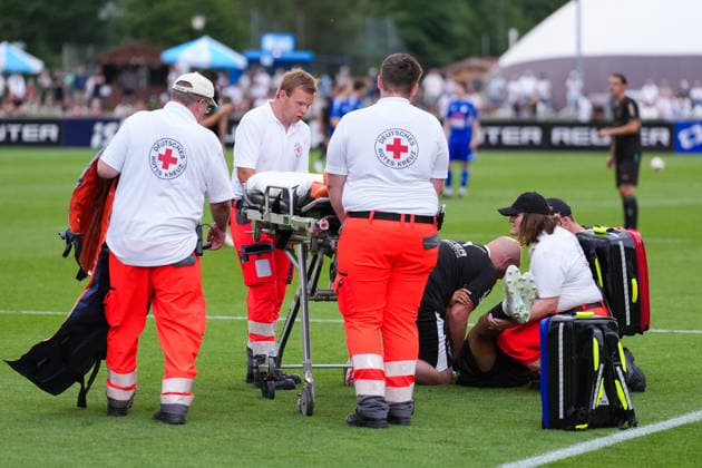 05.08.2026, xydrx, Fußball, Testspiel, FC Rottach-Egern - Borussia Mönchengladbach, Saison 2026 2027, Stadion am Birkenmoos: Jens Castrop (Borussia Moenchengladbach, 17) wird verletzt mit einer Trage vom Feld gebracht DFB regulations prohibit any use of photographs as image sequences and or quasi-video. *** August 5, 2026, xydrx, soccer, friendly match, FC Rottach Egern vs. Borussia Mönchengladbach, 2026–2027 season, Birkenmoos Stadium, Jens Castrop, Borussia Mönchengladbach, No. 17 is injured and carried off the field on a stretcher. DFB regulations prohibit any use of photographs as image sequences and or quasi-video. Copyright: HMBxMedia YannisxDreimann
