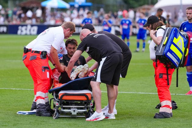 05.08.2026, xydrx, Fußball, Testspiel, FC Rottach-Egern - Borussia Mönchengladbach, Saison 2026 2027, Stadion am Birkenmoos: Jens Castrop (Borussia Moenchengladbach, 17) wird verletzt mit einer Trage vom Feld gebracht DFB regulations prohibit any use of photographs as image sequences and or quasi-video. *** August 5, 2026, xydrx, soccer, friendly match, FC Rottach Egern vs. Borussia Mönchengladbach, 2026–2027 season, Birkenmoos Stadium, Jens Castrop, Borussia Mönchengladbach, No. 17 is injured and carried off the field on a stretcher. DFB regulations prohibit any use of photographs as image sequences and or quasi-video. Copyright: HMBxMedia YannisxDreimann