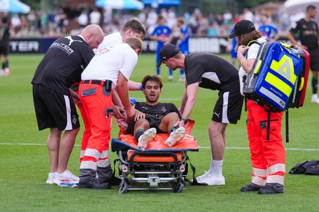 05.08.2026, xydrx, Fußball, Testspiel, FC Rottach-Egern - Borussia Mönchengladbach, Saison 2026 2027, Stadion am Birkenmoos: Jens Castrop (Borussia Moenchengladbach, 17) wird verletzt mit einer Trage vom Feld gebracht DFB regulations prohibit any use of photographs as image sequences and or quasi-video. *** August 5, 2026, xydrx, soccer, friendly match, FC Rottach Egern vs. Borussia Mönchengladbach, 2026–2027 season, Birkenmoos Stadium, Jens Castrop, Borussia Mönchengladbach, No. 17 is injured and carried off the field on a stretcher. DFB regulations prohibit any use of photographs as image sequences and or quasi-video. Copyright: HMBxMedia YannisxDreimann