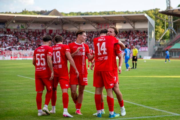 GER, Erfurt, Fussball, Regionalliga Nordost, 3. Spieltag, FC Rot-Weiss Erfurt vs. Tasmania Berlin im Bild v.l.: Erfurt Torjubel Benjamin Dreca (FC Rot-Weiß Erfurt 14), mit Teamkollegen 05.08.2026, Steigerwaldstadion Erfurt DFB REGULATIONS PROHIBIT ANY USE OF PHOTOGRAPHS AS IMAGE SEQUENCES AND OR QUASI-VIDEO, *** GER, Erfurt, Soccer, Northeast Regional League, Matchday 3, FC Rot Weiss Erfurt vs. Tasmania Berlin (pictured, from left): Erfurt goal celebration—Benjamin Dreca (FC Rot Weiss Erfurt, No. 14) with teammates, August 5, 2026, Steigerwaldstadion, Erfurt. DFB regulations prohibit any use of photographs as image sequences and or quasi-video, Copyright: HMBxMedia PaulxFritz
