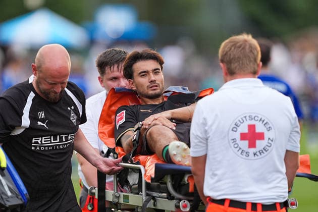 05.08.2026, xydrx, Fußball, Testspiel, FC Rottach-Egern - Borussia Mönchengladbach, Saison 2026 2027, Stadion am Birkenmoos: Jens Castrop (Borussia Moenchengladbach, 17) wird verletzt mit einer Trage vom Feld gebracht DFB regulations prohibit any use of photographs as image sequences and or quasi-video. *** August 5, 2026, xydrx, soccer, friendly match, FC Rottach Egern vs. Borussia Mönchengladbach, 2026–2027 season, Birkenmoos Stadium, Jens Castrop, Borussia Mönchengladbach, No. 17 is injured and carried off the field on a stretcher. DFB regulations prohibit any use of photographs as image sequences and or quasi-video. Copyright: HMBxMedia YannisxDreimann