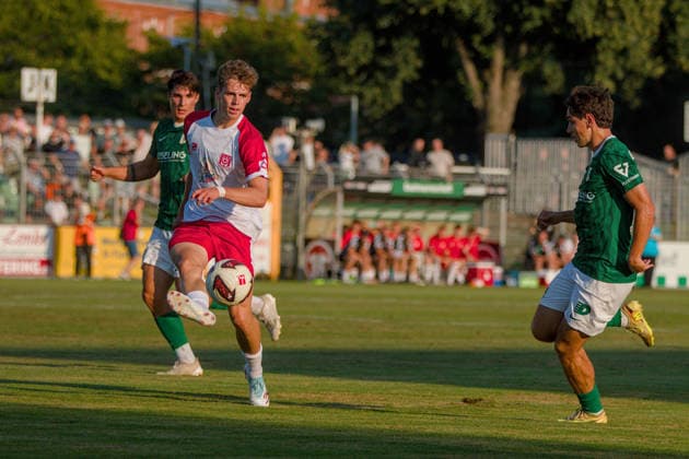 05.08.2026 Fußball Herren 2026 2027 Regionalliga Nordost 3. Spieltag BSG Chemie Leipzig - Hallescher FC Alfred-Kunze-Sportpark Leipzig Felix Langhammer (Halle, 34, weiß) klärt einen Ball ins aus. Leipzig Sachsen Deutschland *** August 5, 2026 Men s Soccer 2026–2027 Northeast Regional League, Matchday 3: BSG Chemie Leipzig vs. Hallescher FC at Alfred Kunze Sportpark in Leipzig. Felix Langhammer (Halle, 34, in white) clears the ball out of play. Leipzig, Saxony, Germany