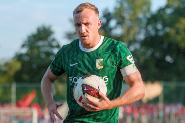 05.08.2026 Fußball Herren 2026 2027 Regionalliga Nordost 3. Spieltag BSG Chemie Leipzig - Hallescher FC Alfred-Kunze-Sportpark Leipzig Phillipp Wendt (Leipzig, 18, grün) bei einem Einwurf. Leipzig Sachsen Deutschland *** August 5, 2026 Men s Soccer 2026–2027 Northeast Regional League, Matchday 3: BSG Chemie Leipzig vs. Hallescher FC at Alfred Kunze Sportpark in Leipzig; Phillipp Wendt, 18, in green during a throw-in; Leipzig, Saxony, Germany