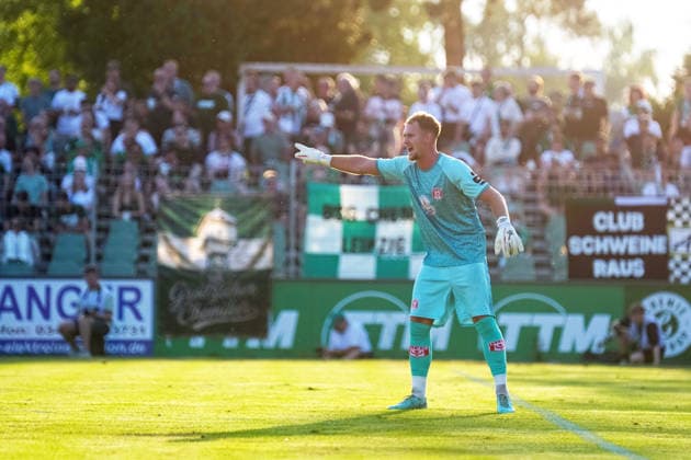 Luca Bendel (Hallescher FC, 32) feuert sein Team aktiv an BSG Chemie Leipzig vs. Hallescher FC, Fussball, Regionalliga Nordost, 3. Spieltag, Saison 2026 2027, 05.08.2026 BSG Chemie Leipzig vs. Hallescher FC, Fussball, Regionalliga Nordost, 3. Spieltag, Saison 2026 2027, 05.08.2026 Leipzig *** Luca Bendel of Hallescher FC, 32, actively cheers on his team. BSG Chemie Leipzig vs. Hallescher FC, Soccer, Northeast Regional League, Matchday 3, 2026–2027 Season, August 5, 2026 BSG Chemie Leipzig vs. Hallescher FC, Soccer, Northeast Regional League, Matchday 3, 2026–2027 season, August 5, 2026, Leipzig Copyright: xEibner-Pressefoto PiaxSchindlerx EP_PSR