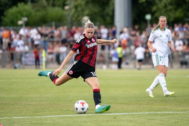 05.08.2026, GER, Fussball, Frauen, UEFA Womens Champions League, Saison 2026 2027, Qualifikationsturnier, Halbfinale, Eintracht Frankfurt vs Omonia Nikosia Laura Freigang ( Eintracht Frankfurt, 10 ) am Ball, Frankfurt am Main Stadion am Brentanobad Hessen Deutschland *** August 5, 2026, GER, Soccer, Women s, UEFA Women s Champions League, 2026–2027 season, Qualifying tournament, Semifinals, Eintracht Frankfurt vs. Omonia Nicosia, Laura Freigang (Eintracht Frankfurt), 10 am Ball, Frankfurt am Main, Stadion am Brentanobad, Hesse, Germany Copyright: xNordphoto Memmlerx