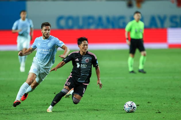 Manchester City FC face K League All-Stars in pre-season friendly in South Korea Lee Seung Woo (R) of Team K League dribbles the ball during a pre-season friendly soccer match between Manchester City FC and Team K League at Seoul World Cup Stadium in Seoul, South Korea, August 05, 2026. Seoul South Korea  Copyright: xMatrixxImages JungxUi-Chelx