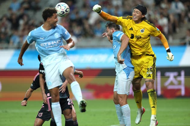 Manchester City FC face K League All-Stars in pre-season friendly in South Korea Goalkeeper Gu Seong Yun (R) of Team K League punches the ball away during a pre-season friendly soccer match between Manchester City FC and Team K League at Seoul World Cup Stadium in Seoul, South Korea, August 05, 2026. Seoul South Korea  Copyright: xMatrixxImages JungxUi-Chelx