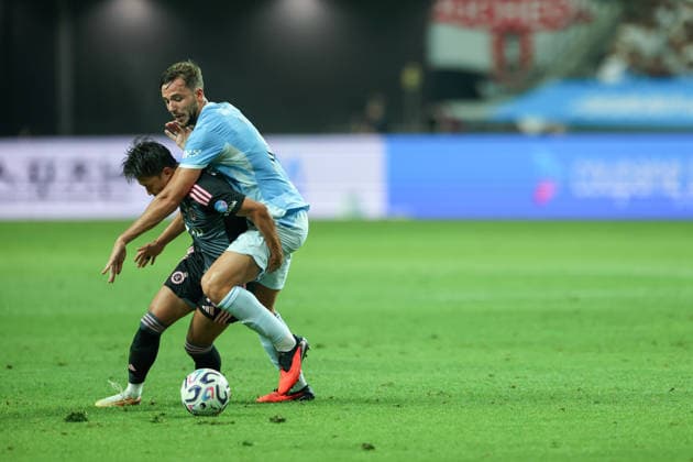 Manchester City FC face K League All-Stars in pre-season friendly in South Korea Nico Gonzalez (R) of Manchester City FC in action against Lee Seung Woo (L) of Team K League during a pre-season friendly soccer match between Manchester City FC and Team K League at Seoul World Cup Stadium in Seoul, South Korea, on August 05, 2026. Seoul South Korea  Copyright: xMatrixxImages JungxUi-Chelx