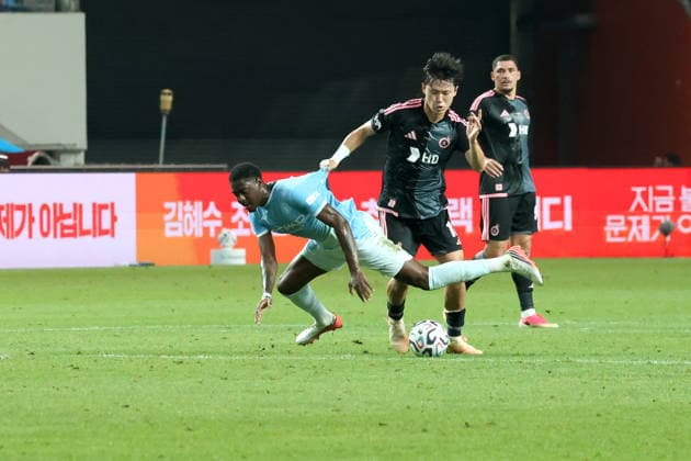 Manchester City FC face K League All-Stars in pre-season friendly in South Korea Divin Mubama (L) of Manchester City FC in action against Lee Ki Hyeok (R) of Team K League during a pre-season friendly soccer match between Manchester City FC and Team K League at Seoul World Cup Stadium in Seoul, South Korea, on August 05, 2026. Seoul South Korea  Copyright: xMatrixxImages JungxUi-Chelx
