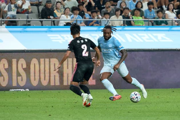 Manchester City FC face K League All-Stars in pre-season friendly in South Korea Antoine Semenyo (R) of Manchester City FC in action against Eo Jeong Won (L) of Team K League during a pre-season friendly soccer match between Manchester City FC and Team K League at Seoul World Cup Stadium in Seoul, South Korea, on August 05, 2026. Seoul South Korea  Copyright: xMatrixxImages JungxUi-Chelx