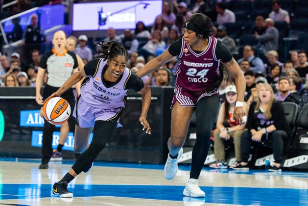 SAN FRANCISCO, CA - AUGUST 04: Tiffany Hayes 15 of the Golden State Valkyries dribbles past Aneesah Morrow 24 of the Toronto Tempo during a WNBA, Basketball Damen, USA game on August 4, 2026 at Chase Center in San Francisco, CA. (Photo by Matthew Huang Icon Sportswire) WNBA: AUG 04 Toronto Tempo at Golden State Valkyries EDITORIAL USE ONLY Icon260804050