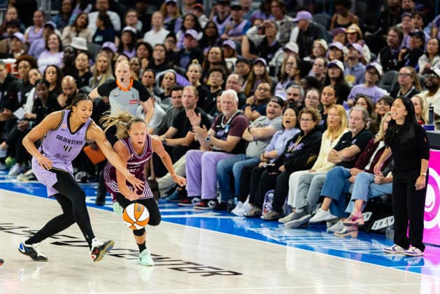 SAN FRANCISCO, CA - AUGUST 04: Kiah Stokes 41 of the Golden State Valkyries and Julie Allemand 22 of the Toronto Tempo chase a loose ball during a WNBA, Basketball Damen, USA game on August 4, 2026 at Chase Center in San Francisco, CA. (Photo by Matthew Huang Icon Sportswire) WNBA: AUG 04 Toronto Tempo at Golden State Valkyries EDITORIAL USE ONLY Icon260804074