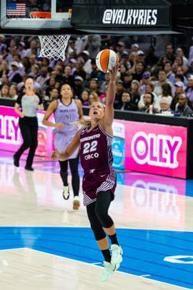 SAN FRANCISCO, CA - AUGUST 04: Julie Allemand 22 of the Toronto Tempo lays up the ball during a WNBA, Basketball Damen, USA game against the Golden State Valkyries on August 4, 2026 at Chase Center in San Francisco, CA. (Photo by Matthew Huang Icon Sportswire) WNBA: AUG 04 Toronto Tempo at Golden State Valkyries EDITORIAL USE ONLY Icon260804075