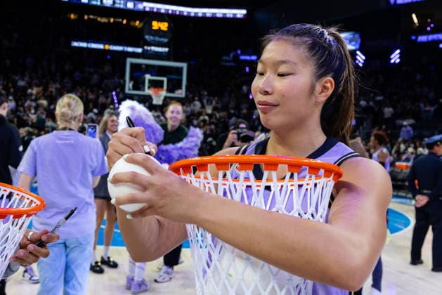 SAN FRANCISCO, CA - AUGUST 04: Kaitlyn Chen 2 of the Golden State Valkyries signs mini-balls after a win in a WNBA, Basketball Damen, USA game against the Toronto Tempo on August 4, 2026 at Chase Center in San Francisco, CA. (Photo by Matthew Huang Icon Sportswire) WNBA: AUG 04 Toronto Tempo at Golden State Valkyries EDITORIAL USE ONLY Icon260804082