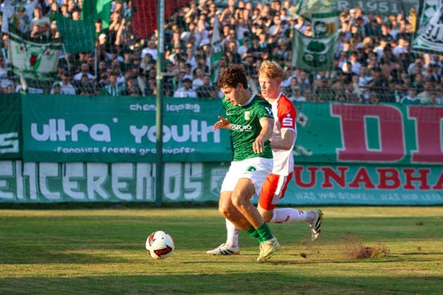 Leipzig - Ausverkauftes Derby unter hohen Sicherheitsvorkehrungen: Chemie Leipzig empfängt den Halleschen FC Die BSG Chemie Leipzig empfängt am Mittwochabend den Halleschen FC zum Mitteldeutschen Derby in der Regionalliga Nordost. Das Spiel im Alfred-Kunze-Sportpark ist mit 4.999 Zuschauern ausverkauft, der Anstoß erfolgt um 19 Uhr. Bereits vor dem Spiel werden umfangreiche Sicherheitsmaßnahmen umgesetzt, da die Begegnung als Hochsicherheitsspiel der Kategorie 1 eingestuft wurde. Die Polizeidirektion Leipzig wird dabei von Kräften der sächsischen Bereitschaftspolizei, des Polizeipräsidiums für Service und IT, Einsatzkräften aus Sachsen-Anhalt sowie der Bundespolizei unterstützt. Zudem stehen ein Sensocopter zur luftgestützten Lagebeobachtung und eine Wasserwerferstaffel bereit. Ein Schwerpunkt des Einsatzes liegt auf der konsequenten Trennung der Fanlager sowie der Sicherung der An- und Abreise. Leipzig Sachsen Deutschland *** Leipzig: Sold-Out Derby Under Tight Security Measures; Chemie Leipzig Hosts Halleschen FC On Wednesday evening, BSG Chemie Leipzig will host Halleschen FC for the Central German Derby in the Northeast Regional League. The match at Alfred Kunze Sportpark is sold out with 4,999 spectators, with kickoff scheduled for 7 p.m. Extensive security measures are already being implemented ahead of the match, as the game has been classified as a Category 1 high-security match. The Leipzig Police Department is being supported by units from the Saxon riot police, the Police Headquarters for Service and IT, response teams from Saxony-Anhalt, and the Federal Police. Additionally, a Sensocopter for aerial surveillance and a water cannon unit are on standby. A key focus of the operation is the strict separation of the fan sections as well as ensuring safe travel to and from the venue. Leipzig, Saxony, Germany Copyright: xEHLxMedia BjörnxStachx 20260805_regionalliga-chemie-hfc_20